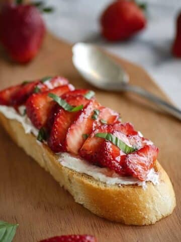 Balsamic Strawberries & Goat Cheese Crostini Recipe