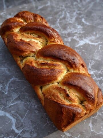 Pesto and Mozzarella Babka Bread Recipe